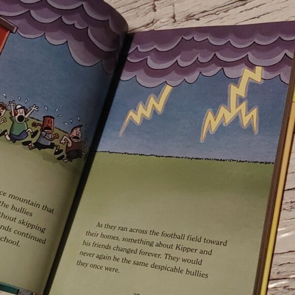 Captain Underpants Full Color Book - Picture 3 of 5